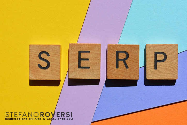 Cosa è la SERP? Significato, composizione e funzionamento 1 Immagine che ritrae delle lettere di legno che fo rmano la parola SERP