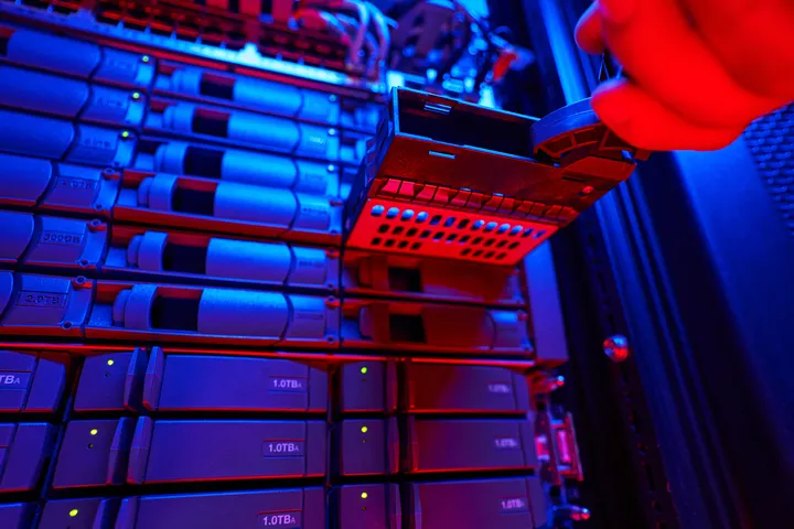 Immagine che ritrae un hard disk mentre viene estratto dal server.